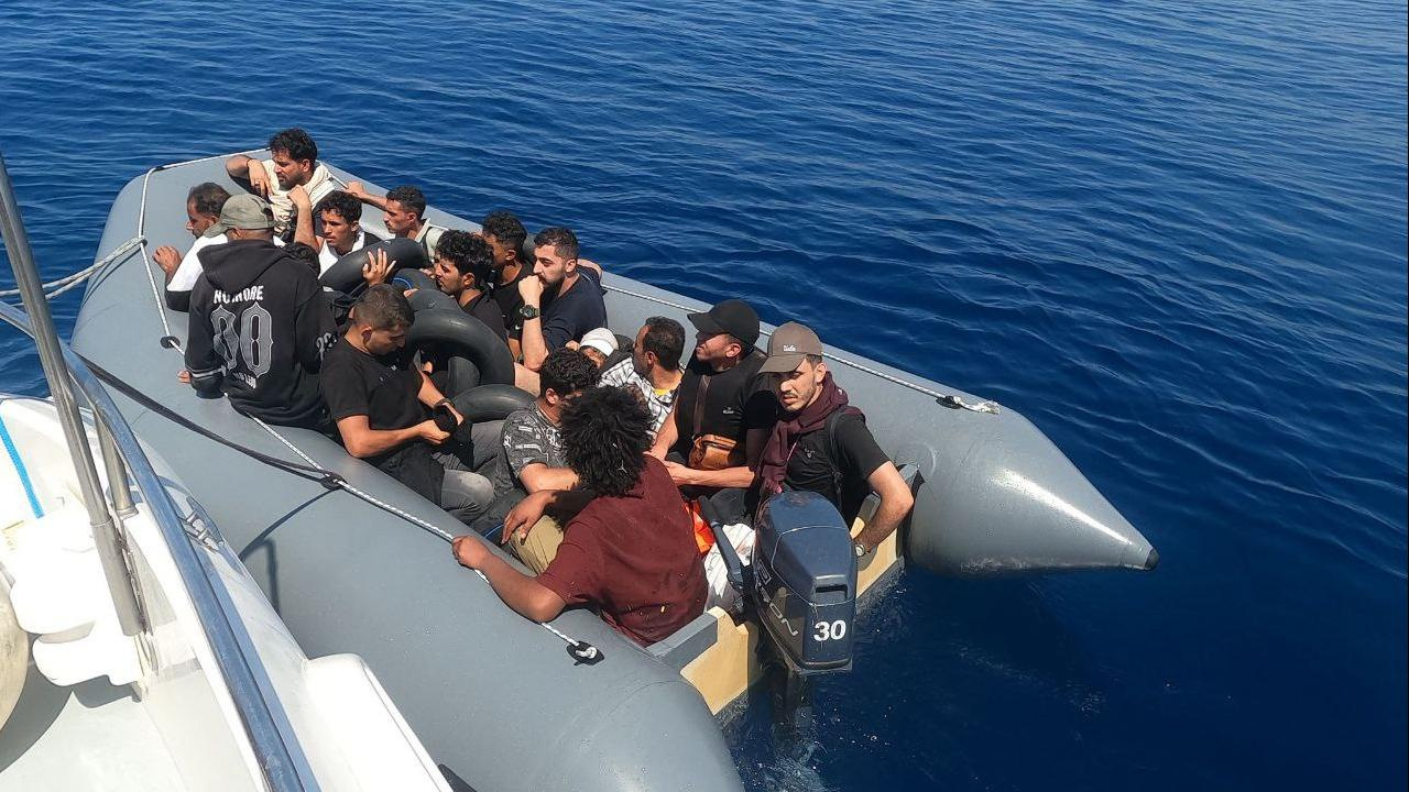 Muğla’da sürüklenen bottaki 24 düzensiz göçmen kurtarıldı
