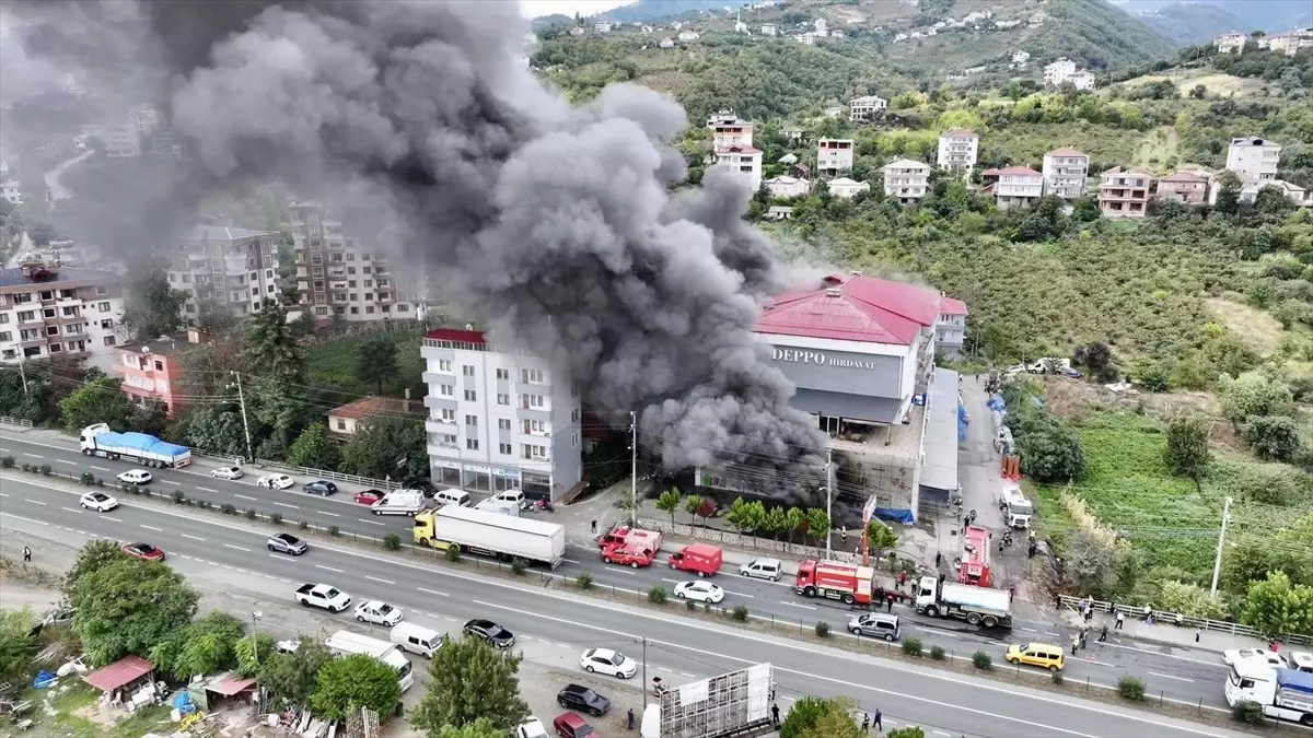 akcaabatta alisveris merkezinde yangin fJUOye8K