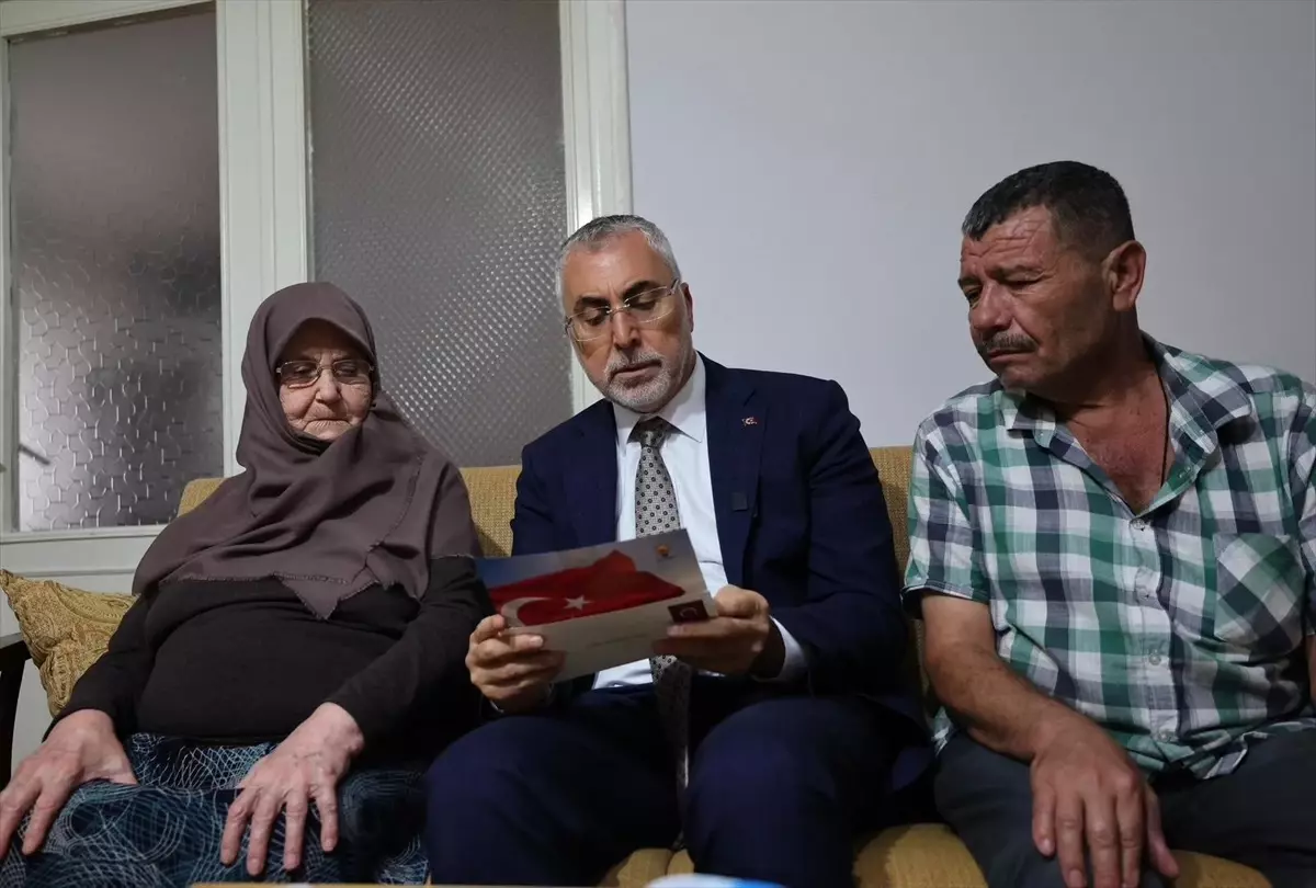 bakan isikhan sehit ailesini ziyaret etti cFLCOSOF