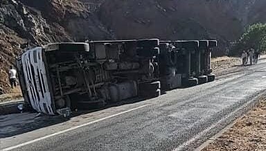 elazigda viraji alamayan tir devrildi 7diDCKrA