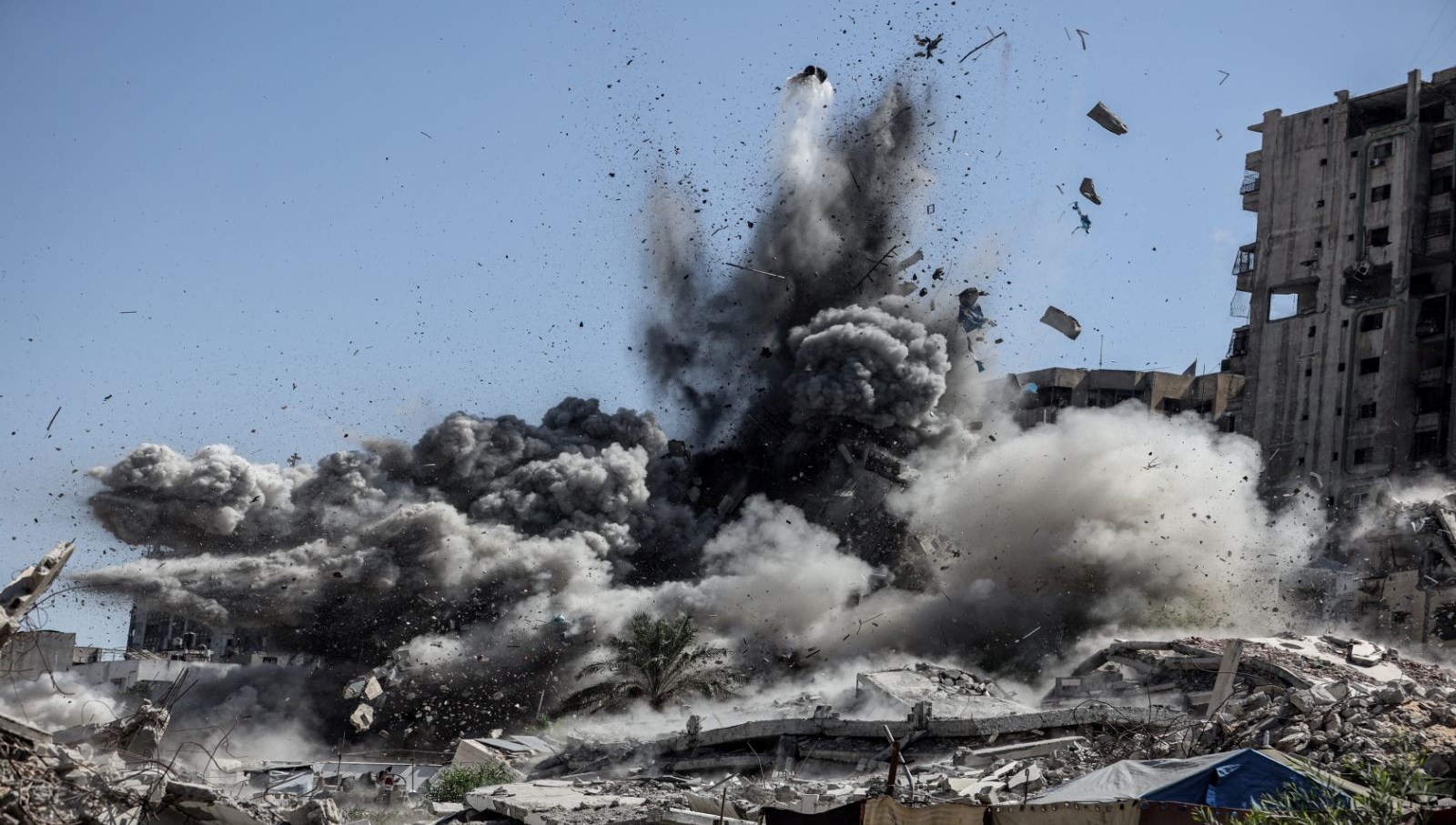 israil ordusu gazzede cok katli bir binaya daha saldirdi pEjHN82J
