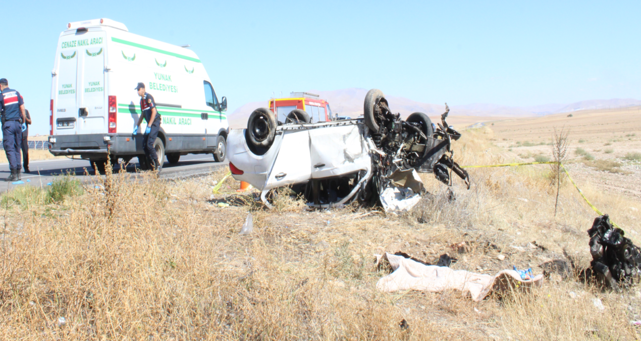 konyada devrilen otomobildeki 3 kisi hayatini kaybetti EAUwz7gz