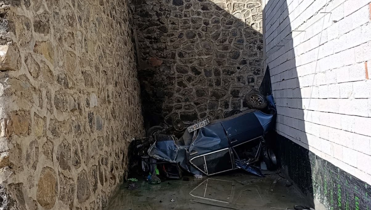 gumushanede otomobil istinat duvarini asip otoparka dustu fsZC7MIO.jpg