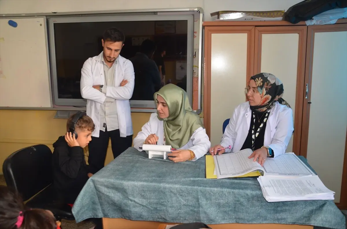 musta ogrencilere isitme testi uygulaniyor SLzUwQjM.jpg