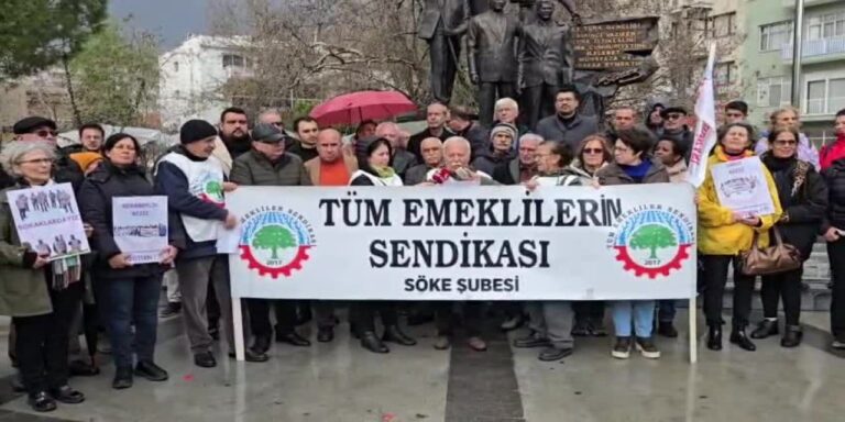 emeklilerden-sokede-eylem-sadaka-degil-hakkimizi-istiyoruz-NifmxEir.jpg