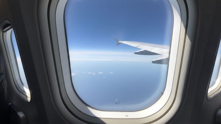 ucak-penceresindeki-kucuk-delik-neden-var-ne-ise-yariyor-HfLCtHkR.jpg